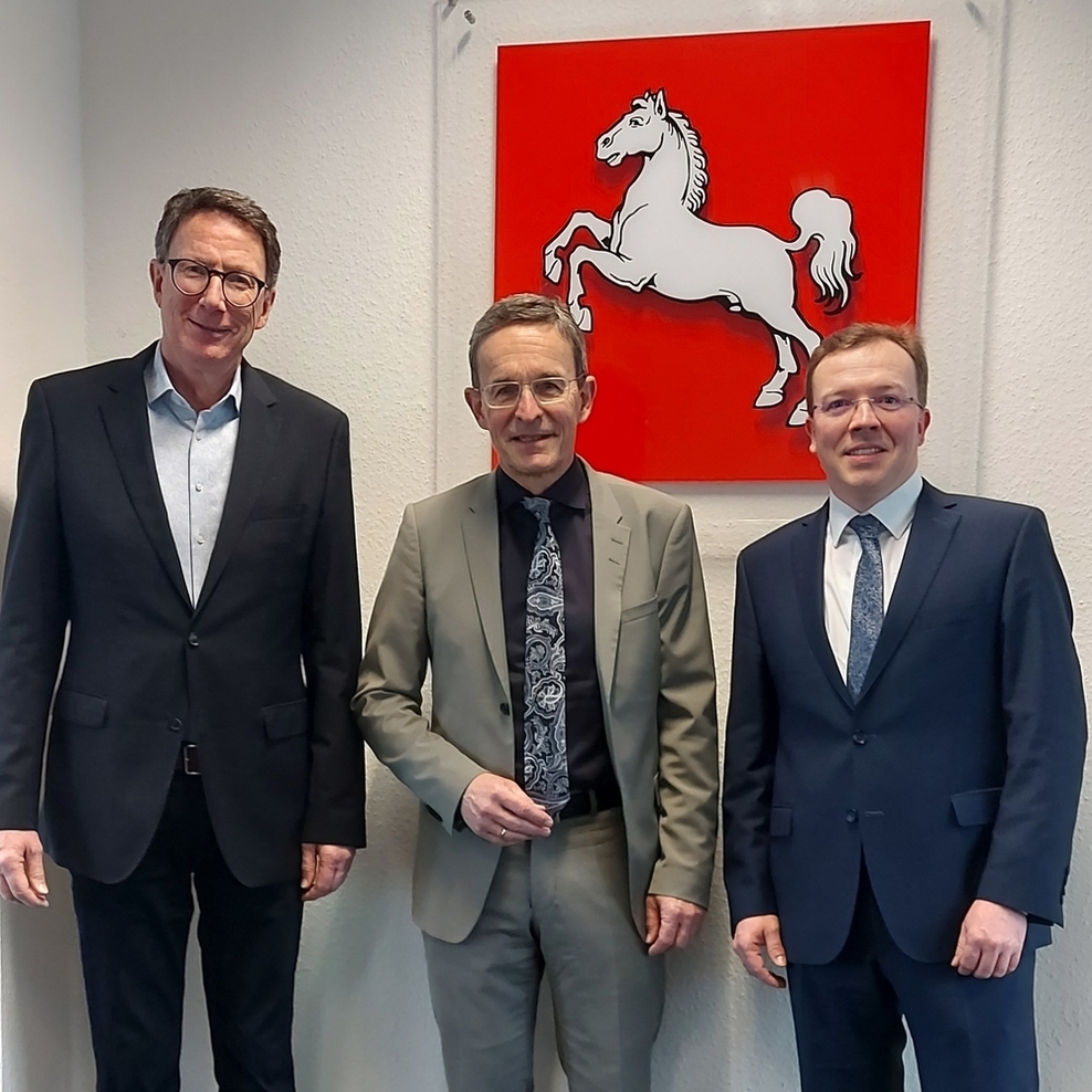 Portrait des Präsidenten des Landesarbeitsgerichtes Mestwerdt mit dem Direktor des Arbeitsgerichtes Osnabrück außer Dienst Dr. Wenzeck und dem neuen Direktor des Arbeitsgerichtes Osnabrück Hageböke