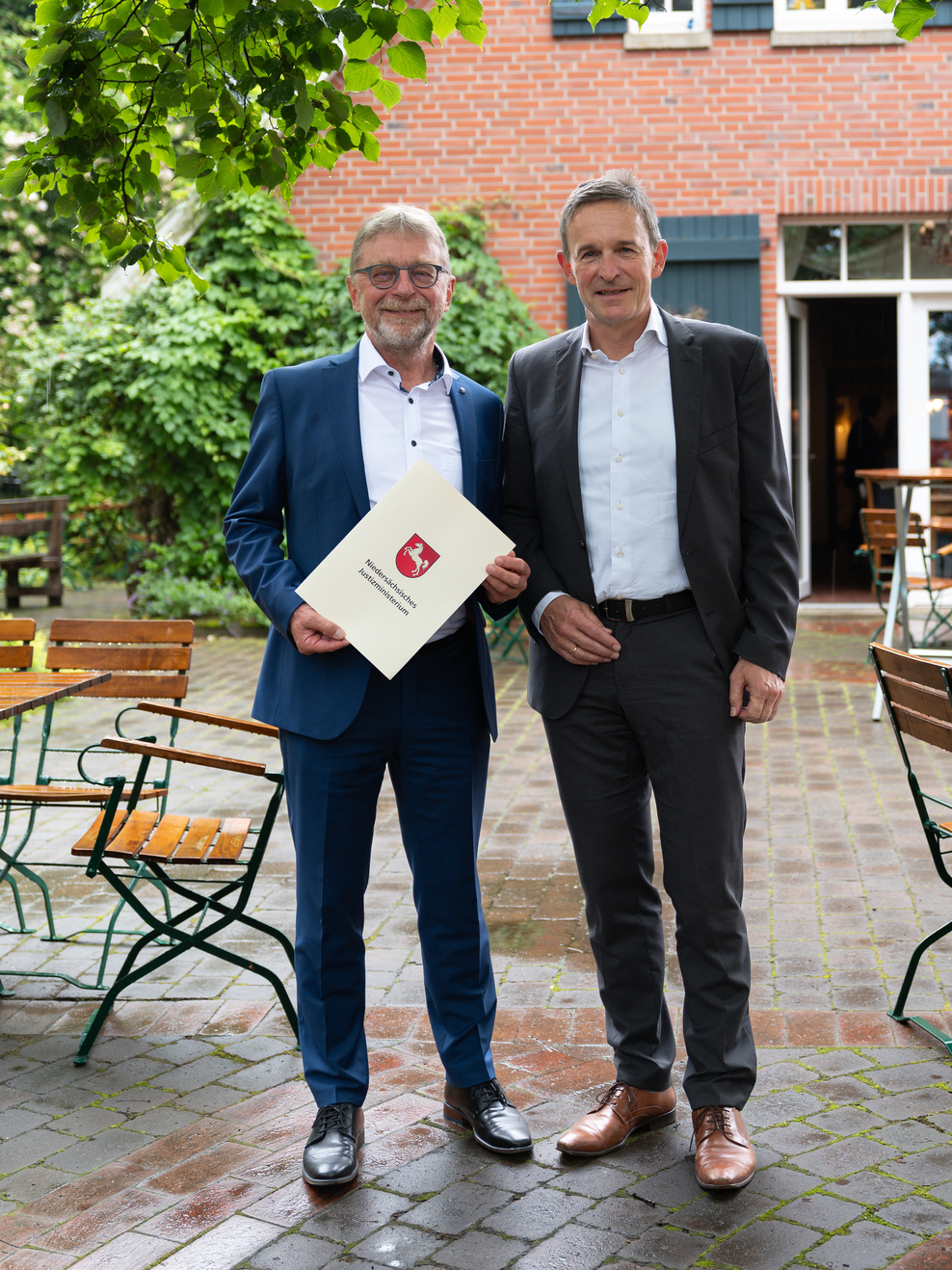 Foto des Präsidenten des Landesarbeitsgerichtes Niedersachsen und des neuen Direktors des Arbeitsgerichtes Lingen bei der Übergabe der Ernennungsurkunde